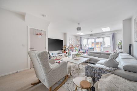 3 bedroom Terraced House to let in Kerswell Close, Slough, SL2