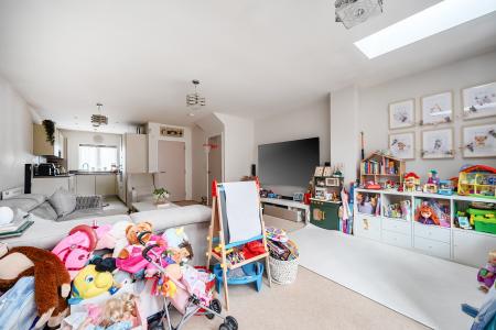 3 bedroom Terraced House to let in Kerswell Close, Slough, SL2