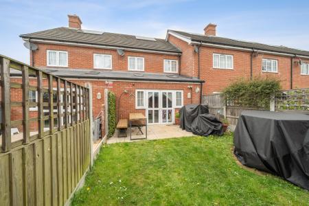 3 bedroom Terraced House to let in Kerswell Close, Slough, SL2