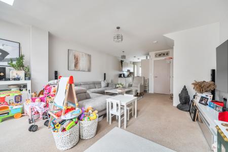 3 bedroom Terraced House to let in Kerswell Close, Slough, SL2