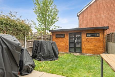 3 bedroom Terraced House to let in Kerswell Close, Slough, SL2