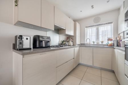3 bedroom Terraced House to let in Kerswell Close, Slough, SL2