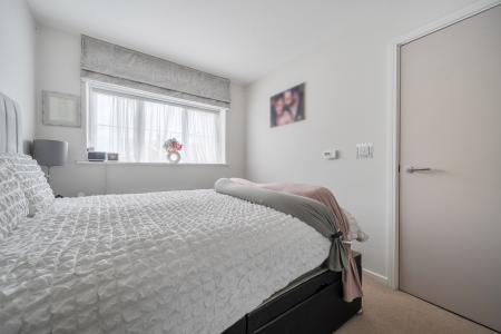 3 bedroom Terraced House to let in Kerswell Close, Slough, SL2