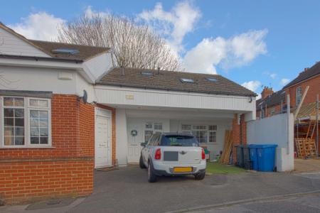 1 bedroom Semi-detached house to let in Belmont Vale, Maidenhead, SL6