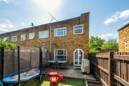3 bedroom End of terrace house to let in Lantern Walk, Maidenhead, SL6