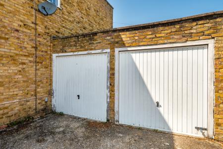 3 bedroom End of terrace house to let in Lantern Walk, Maidenhead, SL6