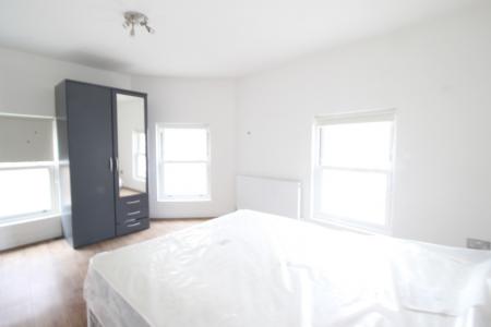 1 bedroom Flat to let in Queen Street, Maidenhead, SL6