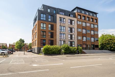 2 bedroom Flat to let in 15 Bath Road, Slough, SL1