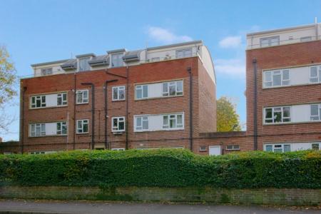 2 bedroom Flat to let in Somerset Lodge, Courtlands, Maidenhead, SL6
