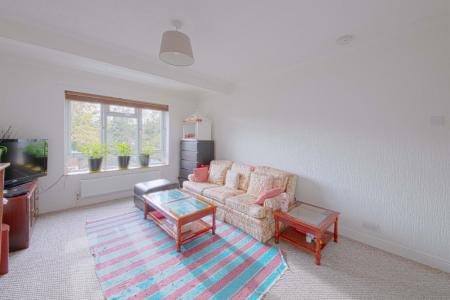 2 bedroom Flat to let in Somerset Lodge, Courtlands, Maidenhead, SL6