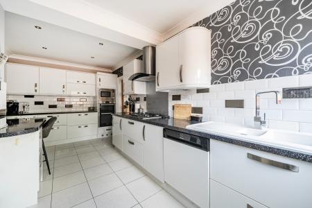 3 bedroom Semi-detached house to let in Blumfield Crescent, Burnham, Slough, SL1