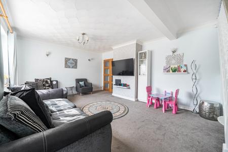4 bedroom Semi-detached house to let in Blumfield Crescent, Burnham, Slough, SL1