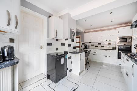 3 bedroom Semi-detached house to let in Blumfield Crescent, Burnham, Slough, SL1