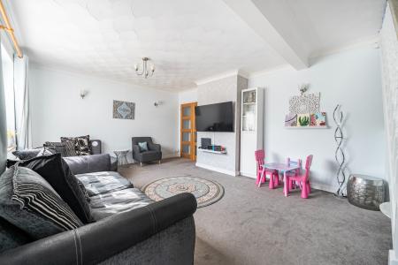 3 bedroom Semi-detached house to let in Blumfield Crescent, Burnham, Slough, SL1