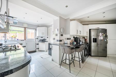 3 bedroom Semi-detached house to let in Blumfield Crescent, Burnham, Slough, SL1