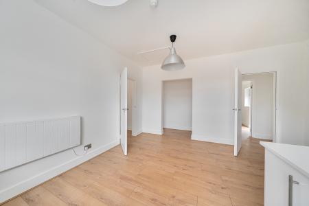 2 bedroom Flat to let in Furze Platt Road, Maidenhead, SL6