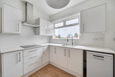 2 bedroom Flat to let in Furze Platt Road, Maidenhead, SL6