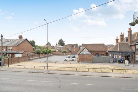 2 bedroom Flat to let in Furze Platt Road, Maidenhead, SL6
