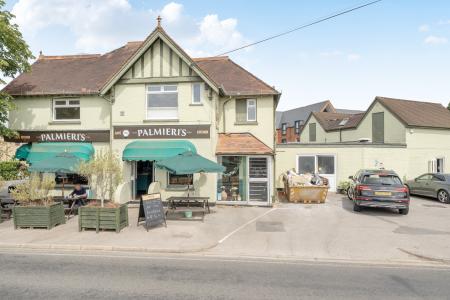2 bedroom Flat to let in Furze Platt Road, Maidenhead, SL6