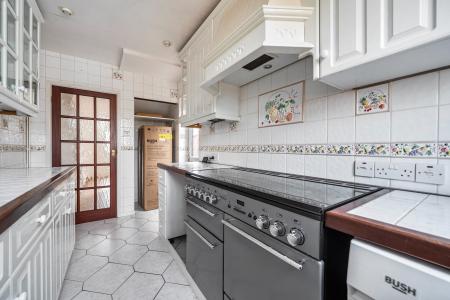 3 bedroom Semi-detached house to let in Queens Road, Eton Wick, Windsor, SL4