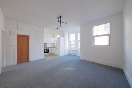 1 bedroom Flat to let in Queen Street, Maidenhead, SL6