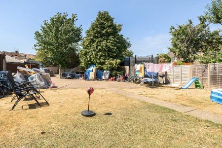 1 bedroom Flat to let in Maidenhall Road, Slough, SL1