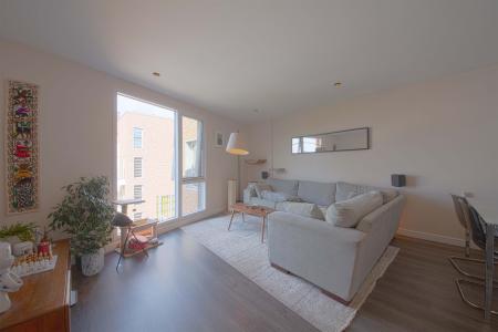 3 bedroom Flat to let in Kidwells Close, Maidenhead, SL6