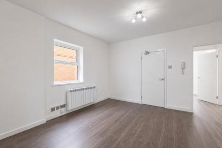 2 bedroom Flat to let in Laburnham Road, Maidenhead, SL6