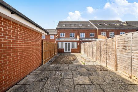 4 bedroom Terraced House to let in Bantry Road, Slough, SL1