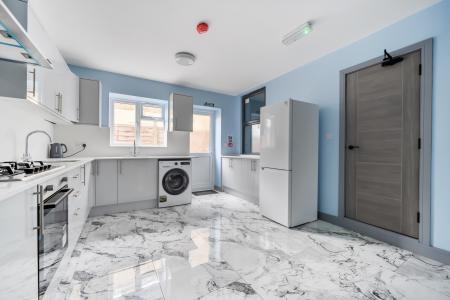1 bedroom House share to let in Montague Road, Slough, SL1