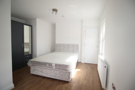 1 bedroom Flat to let in Queen Street, Maidenhead, SL6