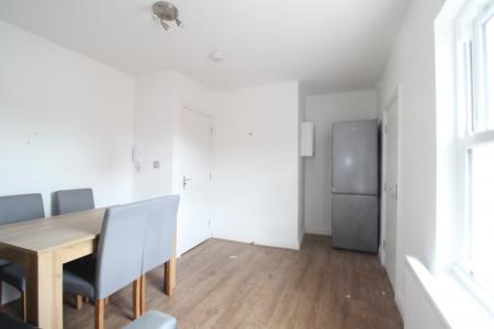 1 bedroom Flat to let in Queen Street, Maidenhead, SL6