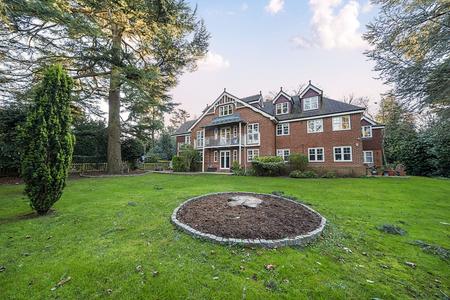 2 bedroom Flat to let in Harrow Lane, Maidenhead, SL6