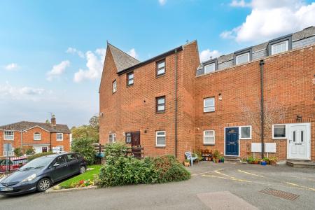 2 bedroom Maisonette for sale in Pollys Yard, Newport Pagnell, MK16
