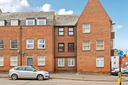2 bedroom Maisonette for sale in Pollys Yard, Newport Pagnell, MK16