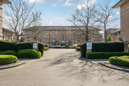 1 bedroom Flat for sale in North Row, Central Milton Keynes, Milton Keynes, MK9
