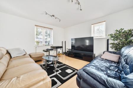 2 bedroom Flat to let in Mossmans Close, Bletchley, Milton Keynes, MK2