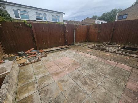 4 bedroom Semi-detached house to let in Lingfield, Stacey Bushes, Milton Keynes, MK12