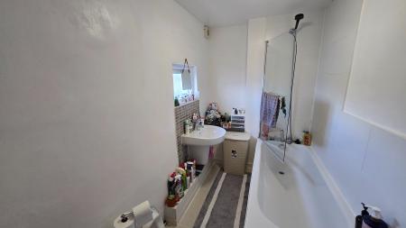 2 bedroom Flat to let in High Street, Wing, LU7