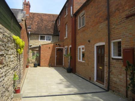1 bedroom Terraced House to let in Old Bakehouse Yard, Stony Stratford, Milton Keynes, MK11