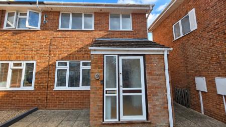 3 bedroom Terraced House to let in Petersham Close, Newport Pagnell, MK16
