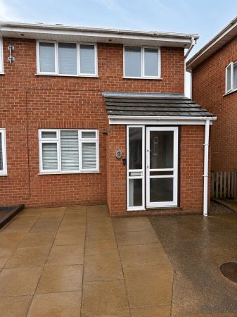 3 bedroom Terraced House to let in Petersham Close, Newport Pagnell, MK16