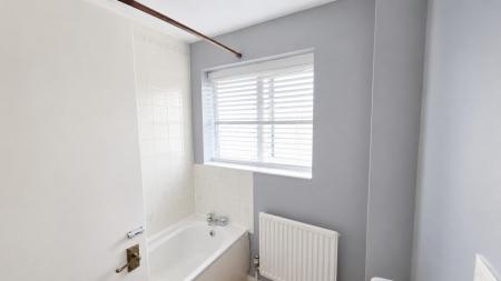 3 bedroom Terraced House to let in Petersham Close, Newport Pagnell, MK16