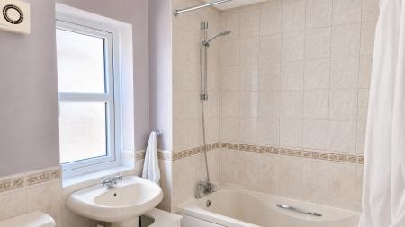 3 bedroom Detached house to let in Leonardslee, Westcroft, Milton Keynes, MK4