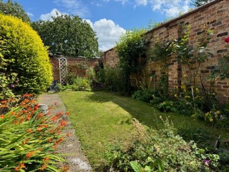 3 bedroom Cottage to let in Silver Street, Newport Pagnell, Milton Keynes, MK16
