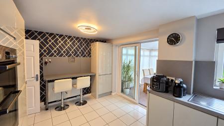 3 bedroom Semi-detached house to let in Bishopstone, Bradville, Milton Keynes, MK13
