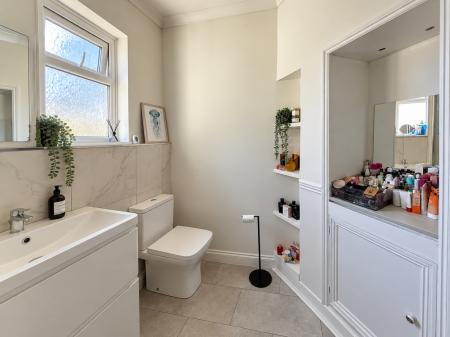 3 bedroom Flat to let in High Street, Stony Stratford, Milton Keynes, MK11