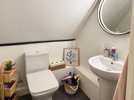 3 bedroom Flat to let in High Street, Stony Stratford, Milton Keynes, MK11