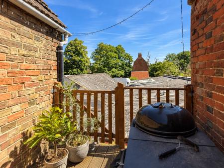 3 bedroom Flat to let in High Street, Stony Stratford, Milton Keynes, MK11