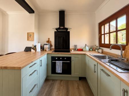 3 bedroom Flat to let in High Street, Stony Stratford, Milton Keynes, MK11